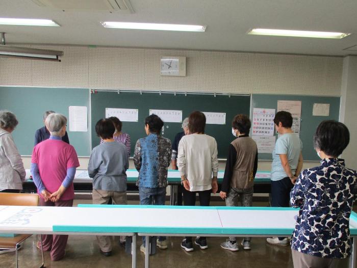 カーレットの説明を受ける参加者の写真