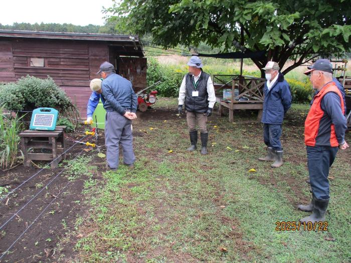 鳥獣被害対策普及員による電気柵の設置方法や注意点を学ぶ参加者の写真 その1