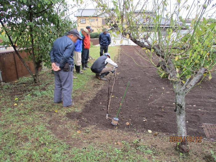 鳥獣被害対策普及員による電気柵の設置方法や注意点を学ぶ参加者の写真 その2