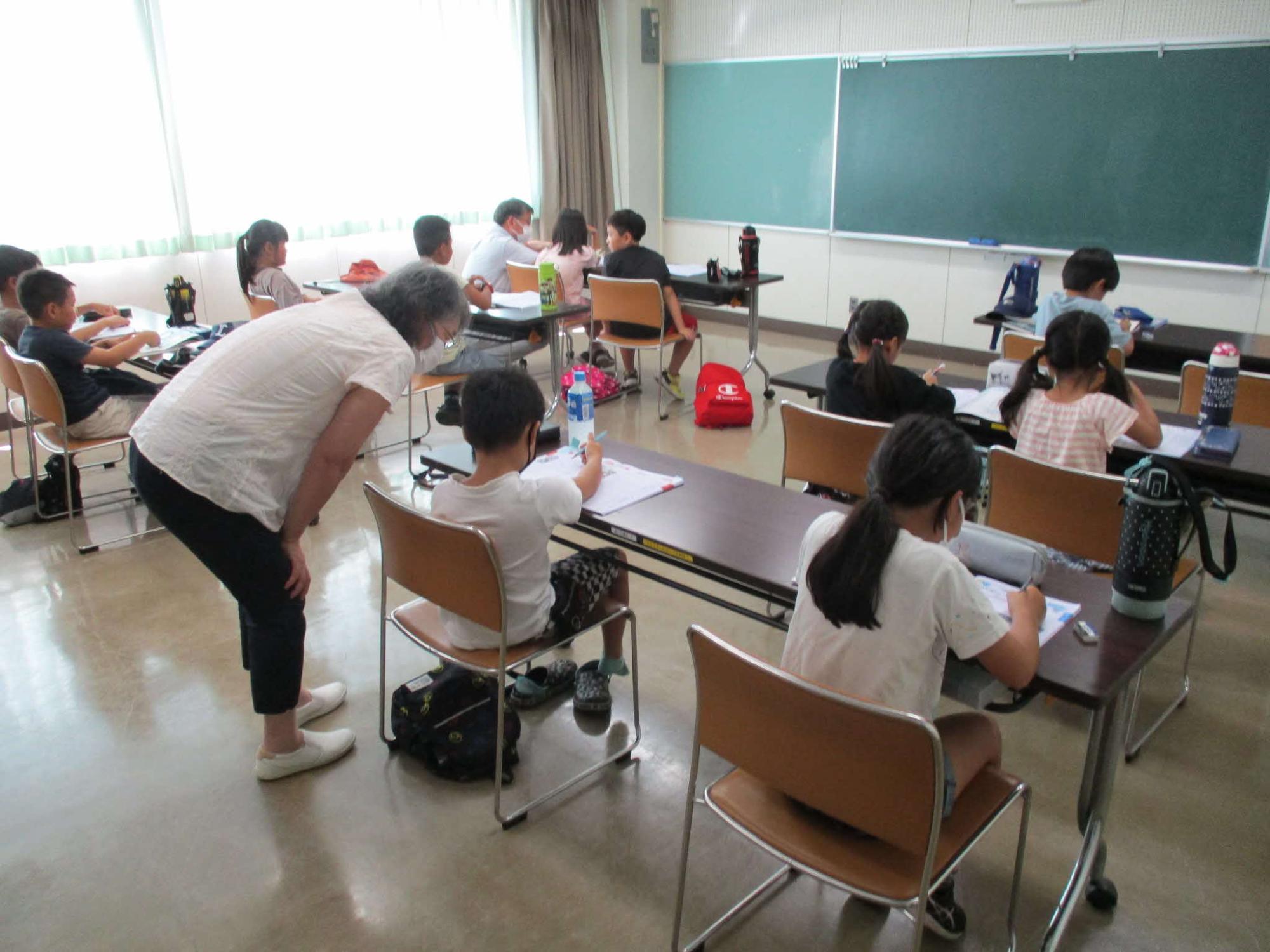 分からないところを講師に教えてもらいながら学習する参加者の写真