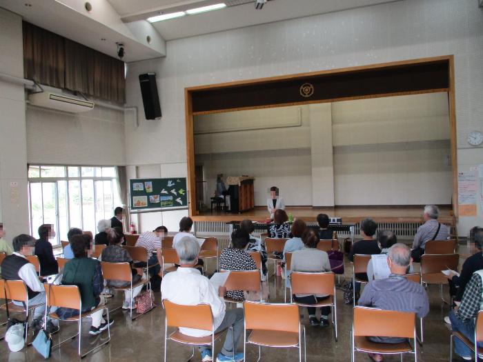 童謡唱歌を楽しむ参加者の写真 その2