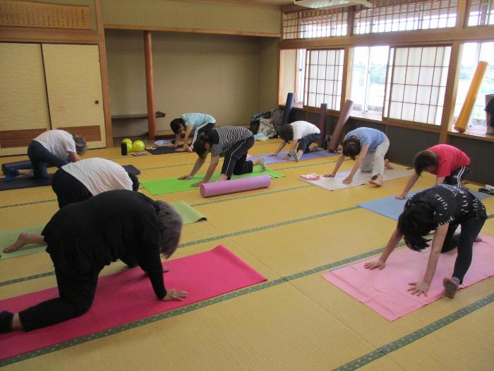 ストレッチをしている参加者の写真 その1