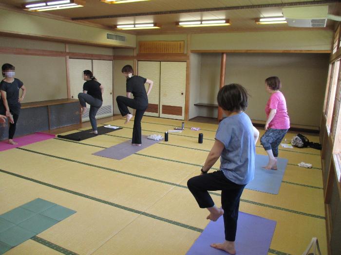 ヨガをしている参加者の写真 その1