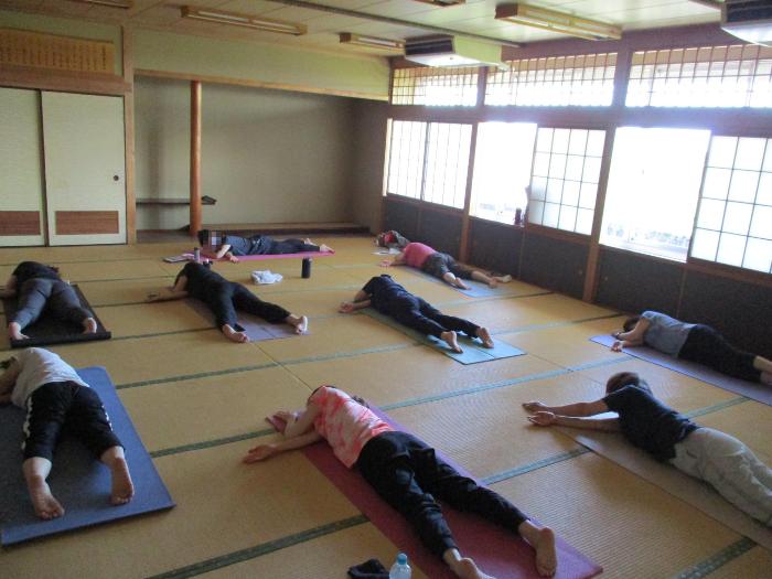 ヨガをしている参加者の写真 その2