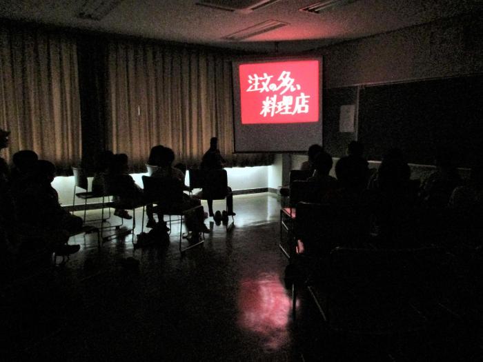 映画を鑑賞している参加者の写真