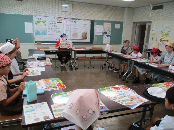 管理栄養士による栄養バランスに関する座学を受ける参加者の写真