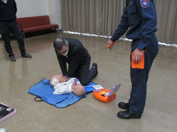 AEDを使い、救急隊到着までの応急手当を学ぶ参加者の写真