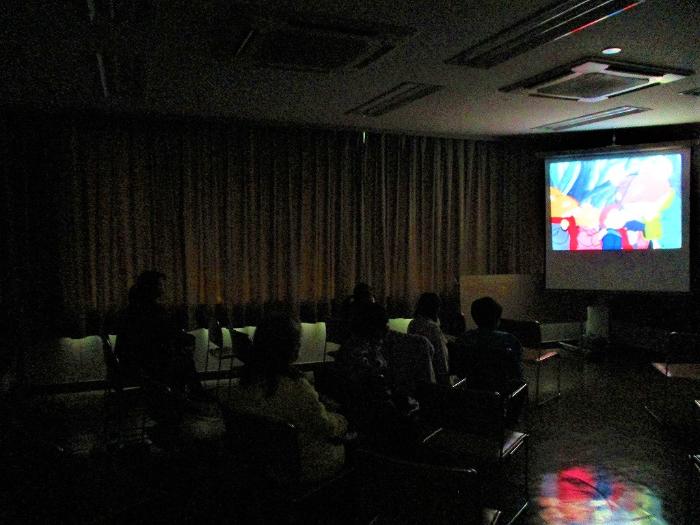 映画を鑑賞している参加者の写真 その1