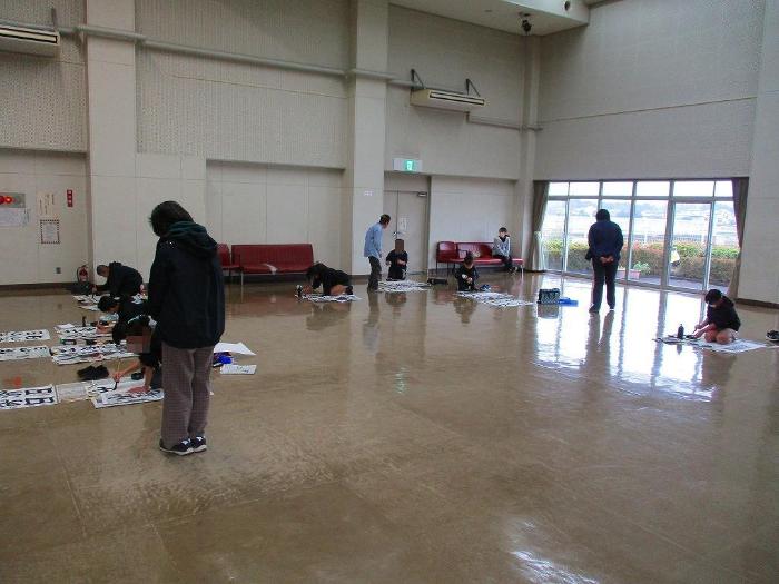 書初めをしている参加者の写真 その2