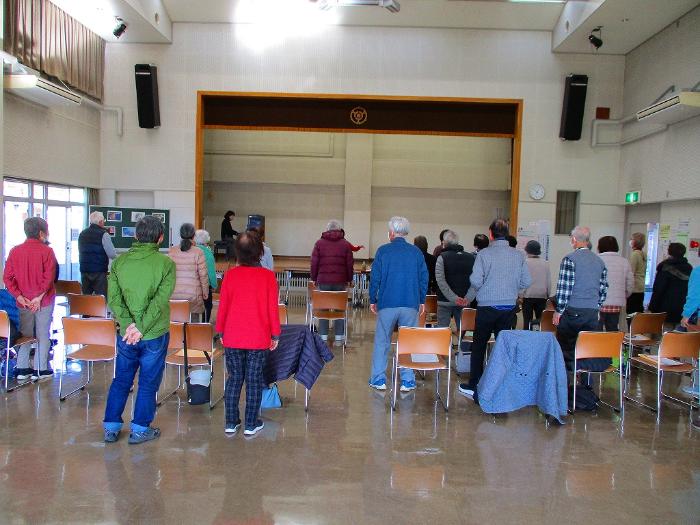 童謡唱歌を楽しむ参加者の写真 その1