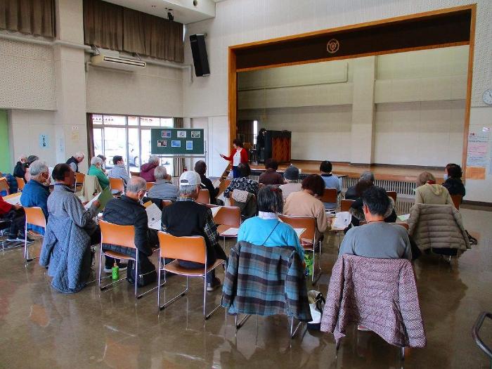 童謡唱歌を楽しむ参加者の写真 その2