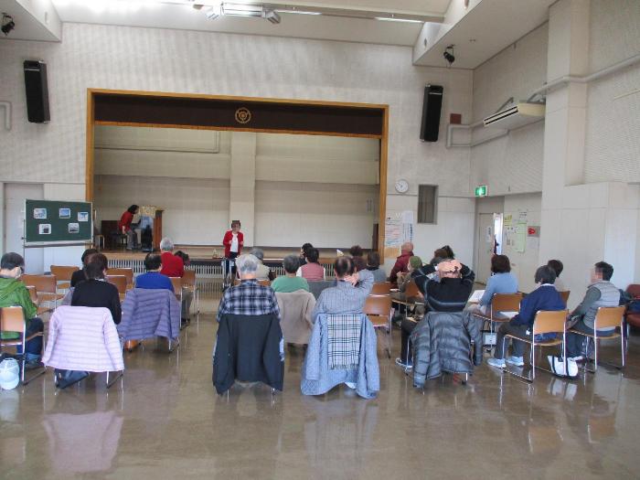 童謡唱歌を楽しむ参加者の写真 その2