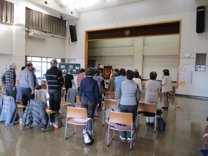 童謡唱歌を楽しむ参加者の写真 その1