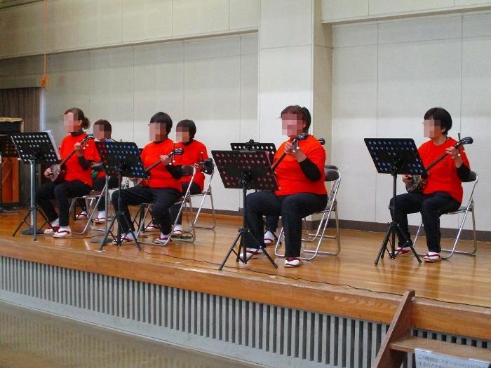 「三線の会ちゅら」発表の写真