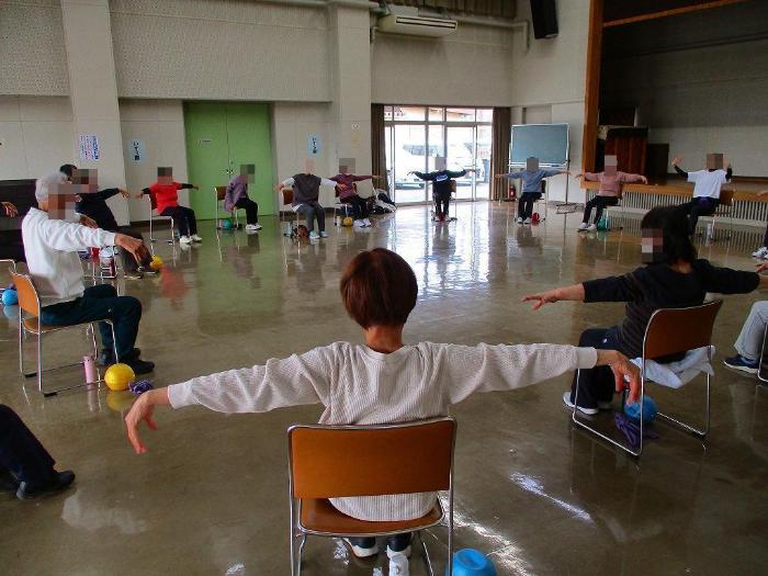 健康体操を体験する参加者の写真 その1