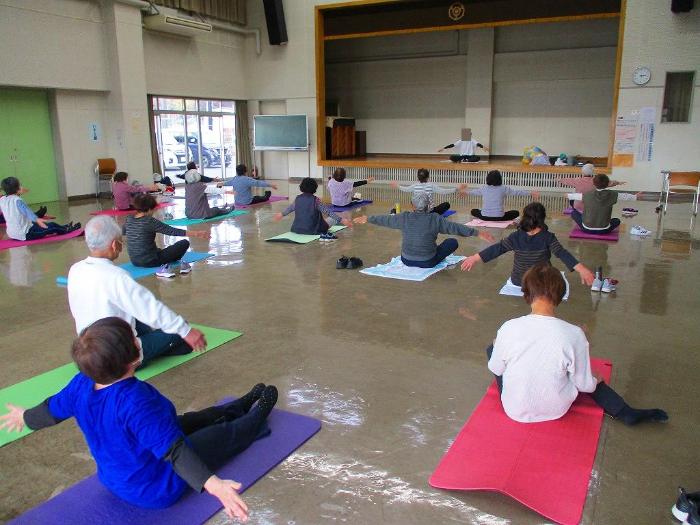 健康体操を体験する参加者の写真 その2