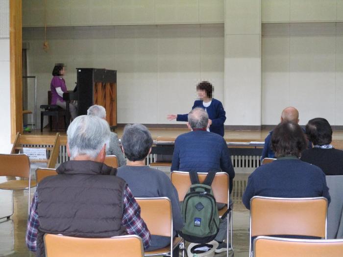 童謡・唱歌を楽しむ参加者の写真 その1