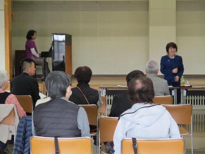 童謡・唱歌を楽しむ参加者の写真 その2