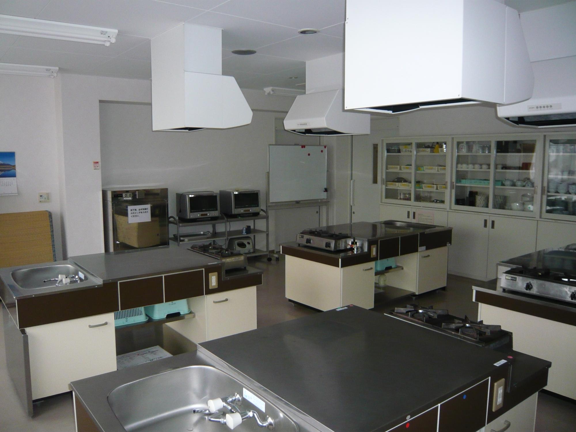 4台の調理台と調理器具等が完備されている、定員25名の広さの調理室の写真