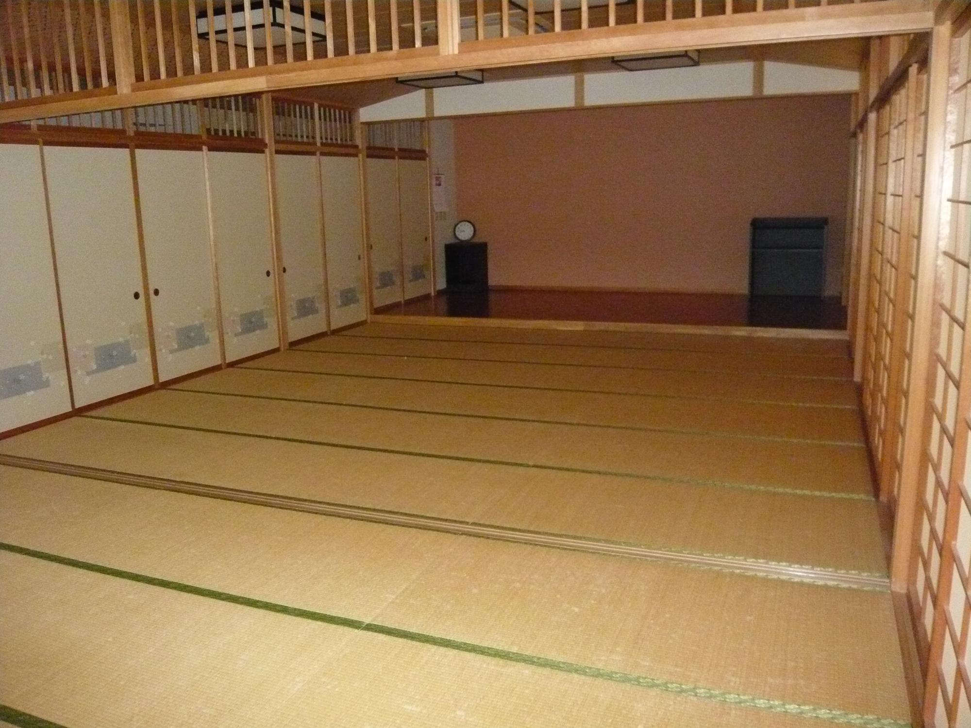 畳が綺麗に敷かれている、定員40人の広さの和室の写真