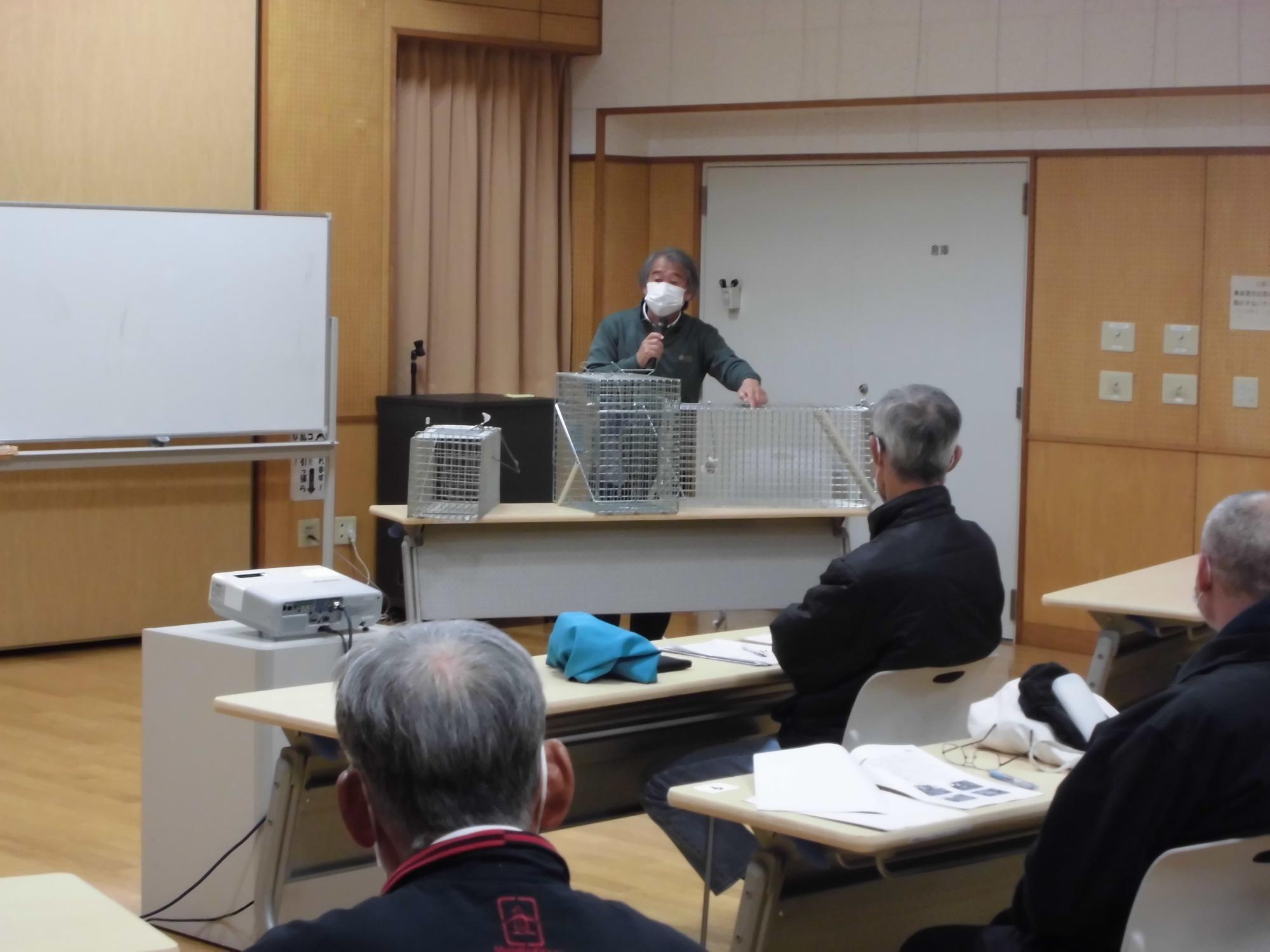 アライグマ捕獲従事者養成研修会の参加者たちが講師の話を聞いている様子の写真