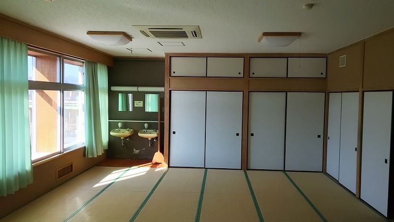洗面台が2台設定された広い和室の写真