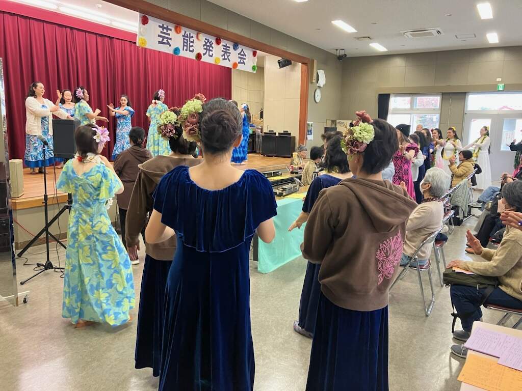 大正琴の演奏で会場にいる皆さんで踊っている様子