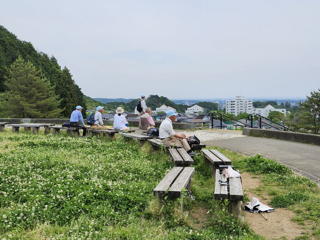 頂上にあるあさひ山公園で休憩と景色を眺める様子