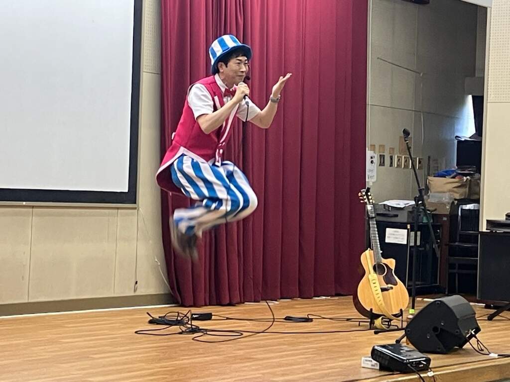 出演者の鈴木翼さんが舞台上で歌いながらジャンプし宙に浮いた瞬間の様子