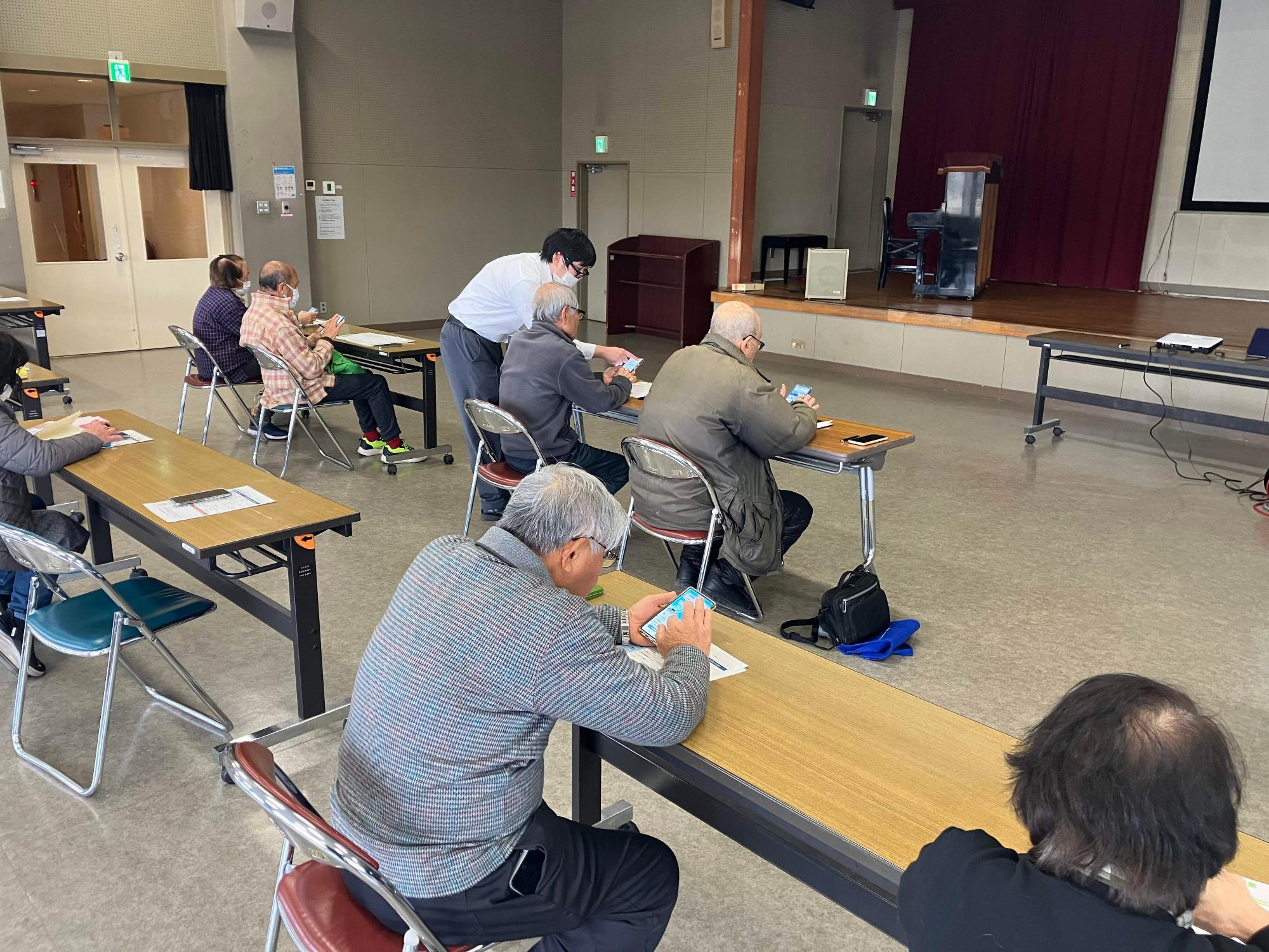 参加者の皆さんが、スマートフォン片手に練習している様子