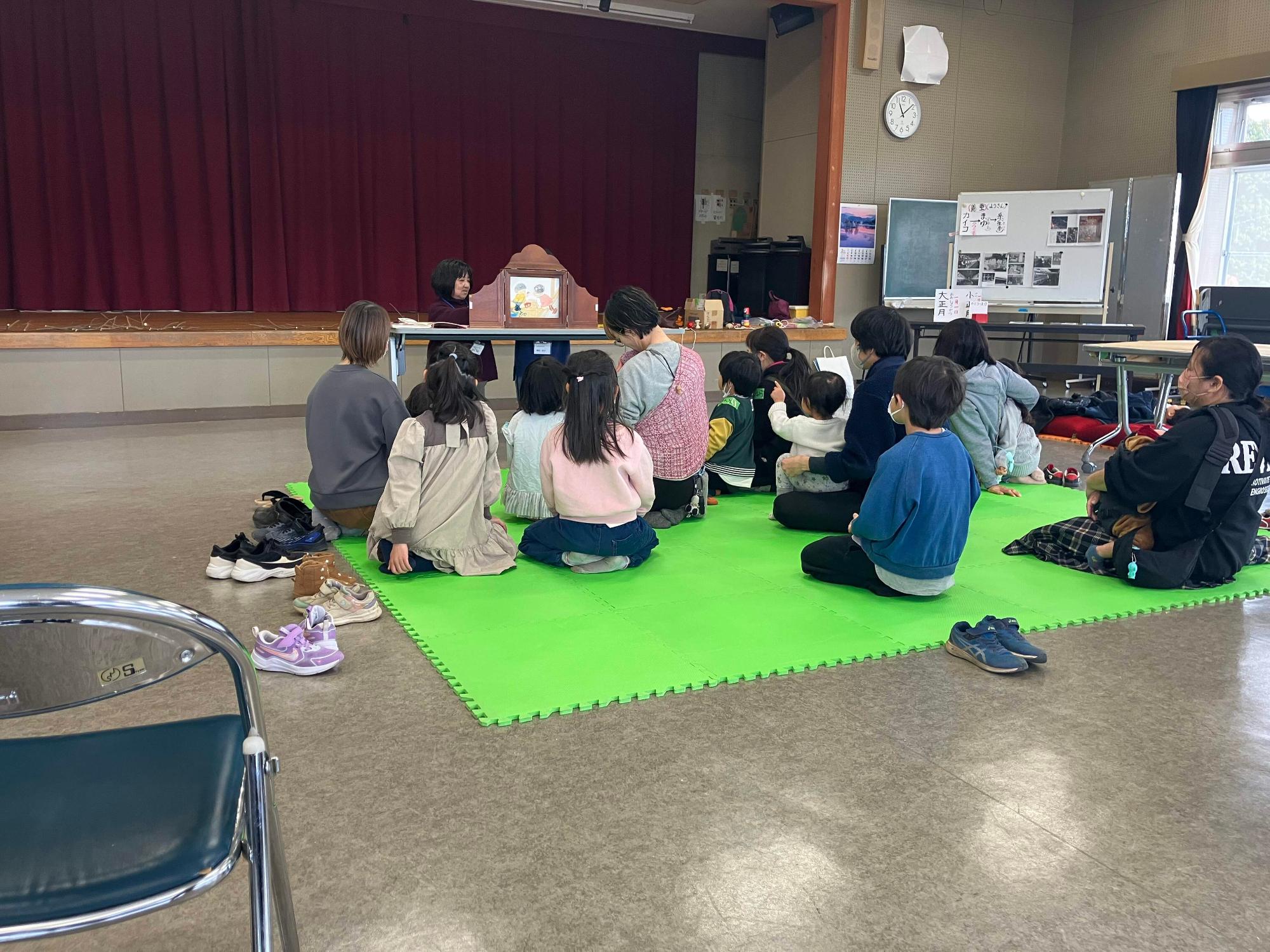 参加者の親子、子どもたちが紙芝居を見ている様子