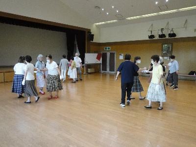 グループになって踊る様子