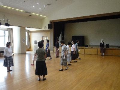 列になって踊る様子