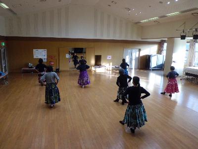 足の動きをレッスンしている様子