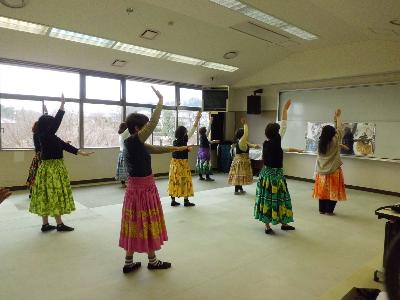 フラダンスを踊る様子