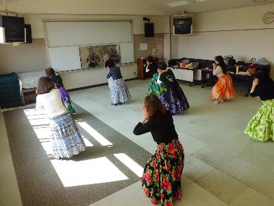 フラダンスを踊る様子