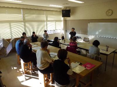 コカリナを吹く様子