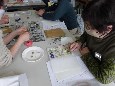 花を押している様子