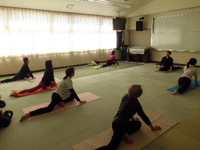 ひばりのポーズをする様子