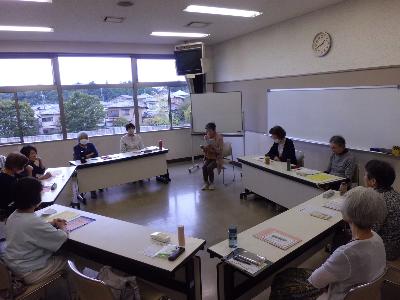 朗読をしている様子