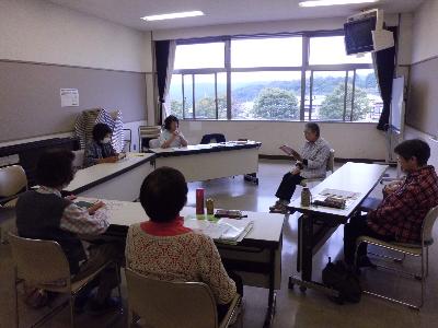 朗読を聴いてる様子