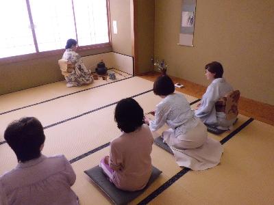 お菓子を取っている様子