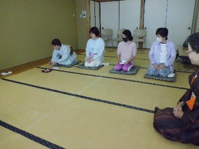お菓子の取り方のデモンストレーション