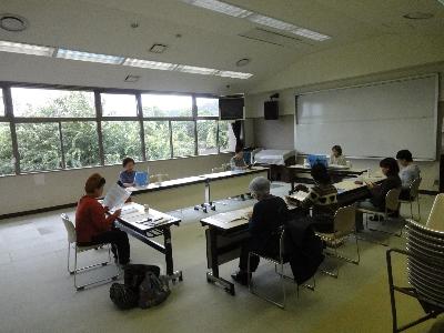 賛美歌を歌っている様子