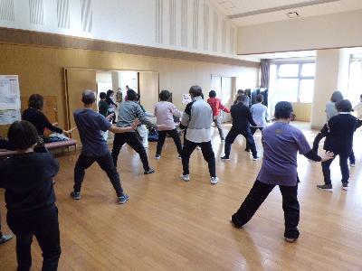 鏡の前で太極拳の動きを練習している様子