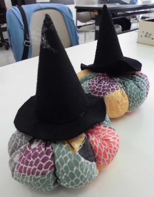 完成品。ハロウィンなので黒い帽子も乗せてみました。