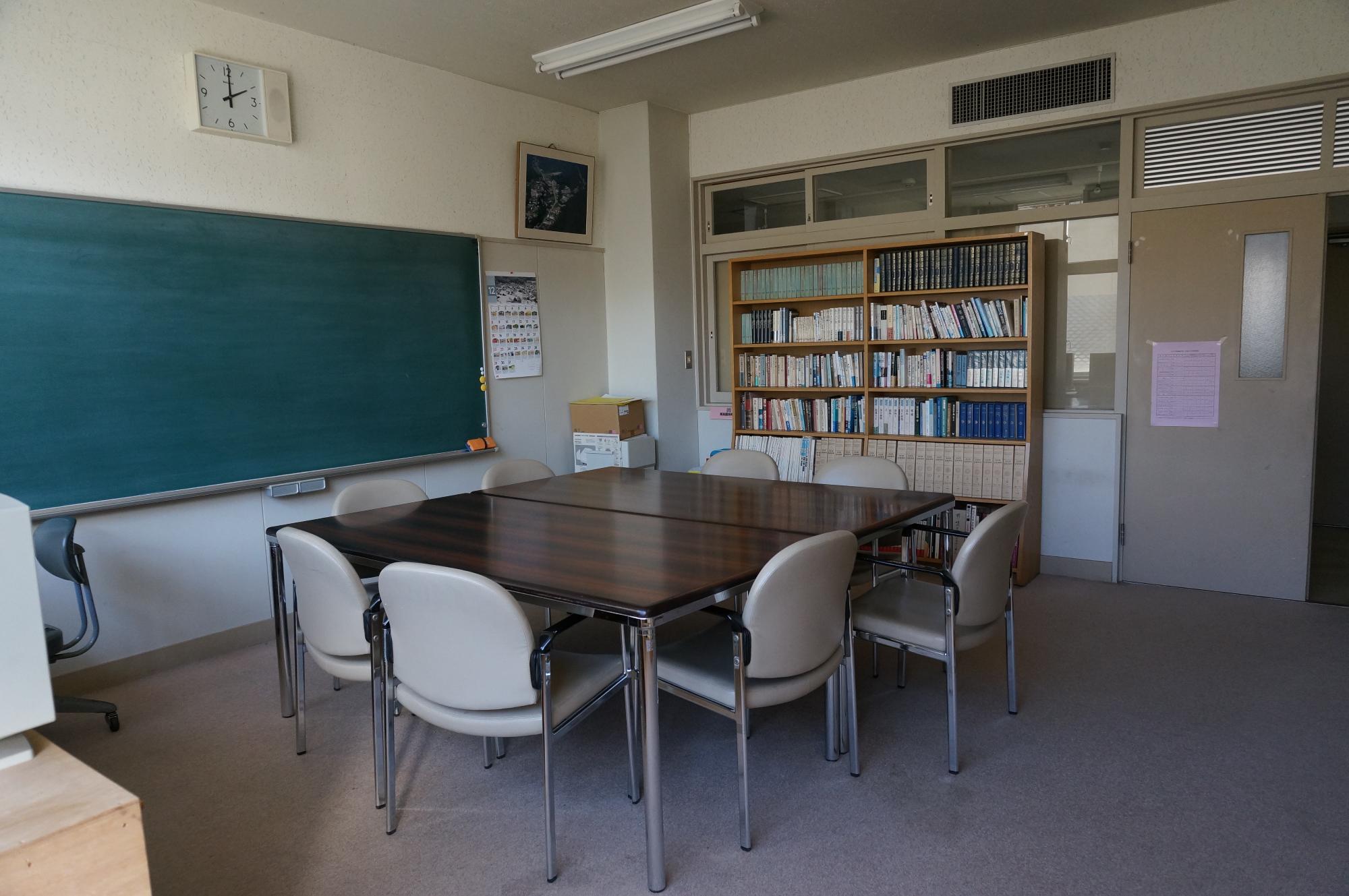 室内の中央に机と椅子、本棚が設置されている、第3会議室(図書室)の写真