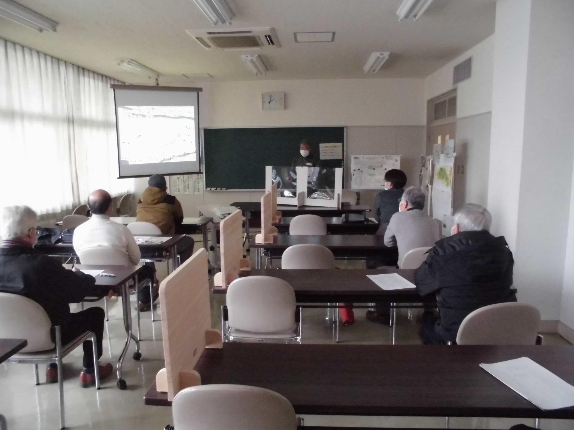 鳥獣被害対策講座の参加者たちが、映像を見ながら先生の話を聞いている様子の写真