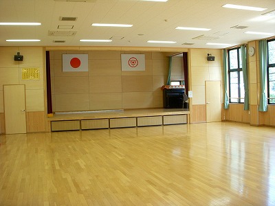とても広く、体操や卓球など多目的に使用可能な集会室の写真