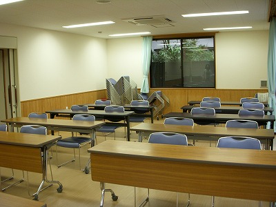 長机と椅子が並べられた、会議室の写真